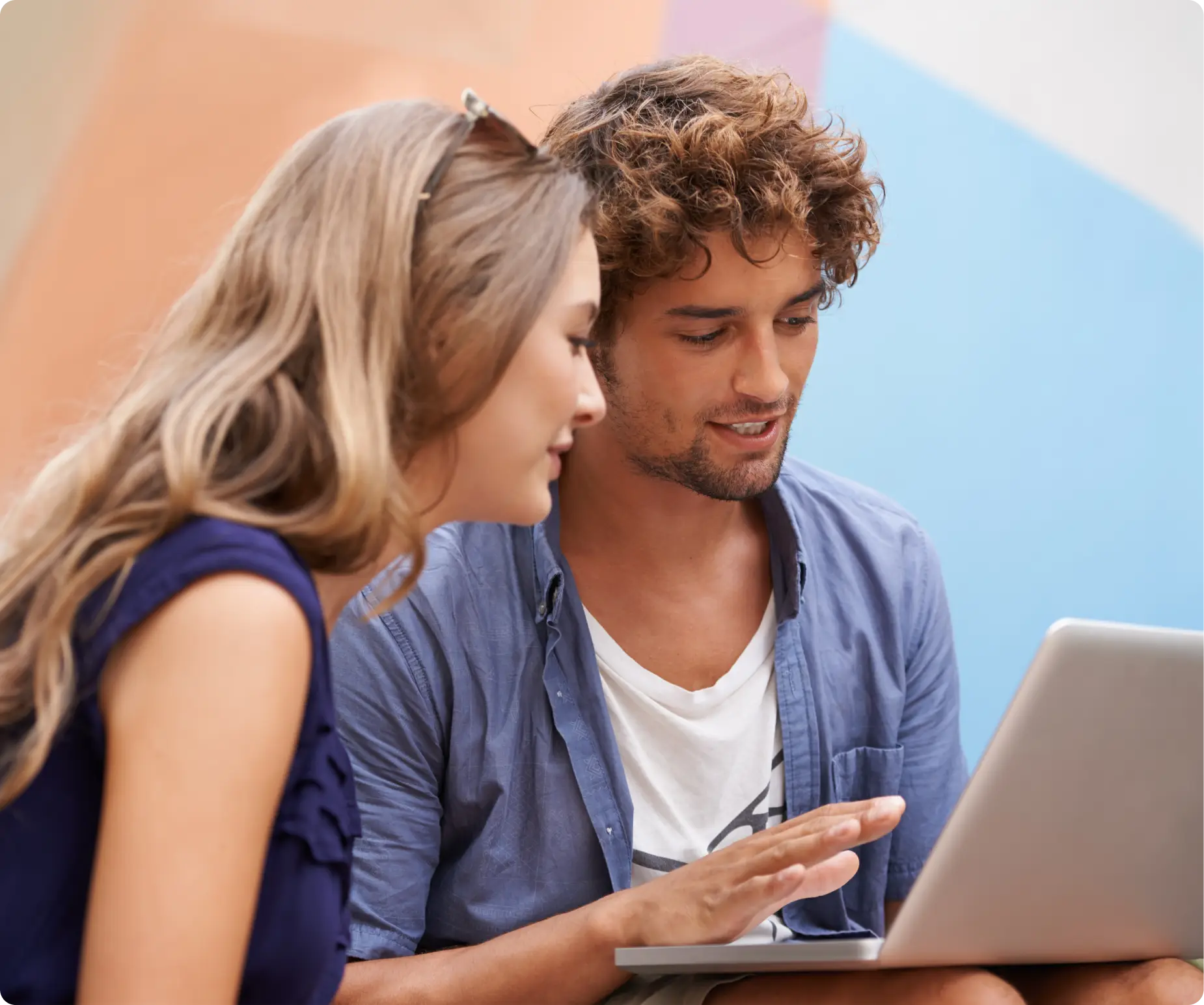 Coppia che guarda il laptop