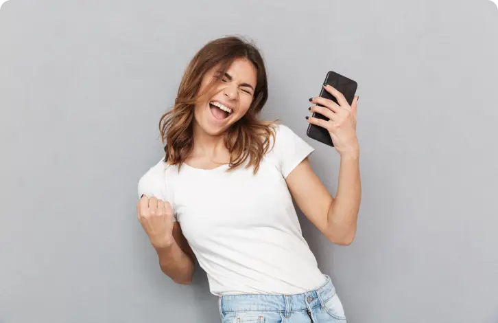 Donna felice che tiene il telefono